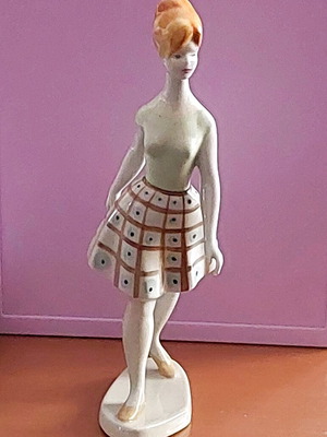 Vintage porcelain figure Hollóháza "Mannequin" like new, 60s
