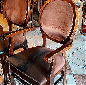 Καρέκλα παραδοσιακή με καφέ ύφασμα ελαφρώς μεταχειρισμένη