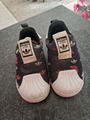 Adidas kids athletic shoes used no23 unisex without damages