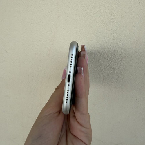 Apple iPhone 11 64GB White smartphone