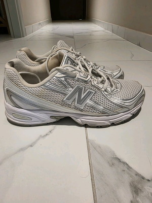 Sneakers New Balance μεταχειρισμένα, άσπρα και γκρι, μέγεθος 42.5