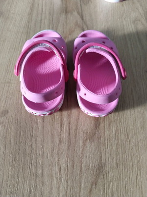 Παιδικά πέδιλα Crocs σαν καινούργια, νούμερο 19-20 EU, με λουράκι velcro