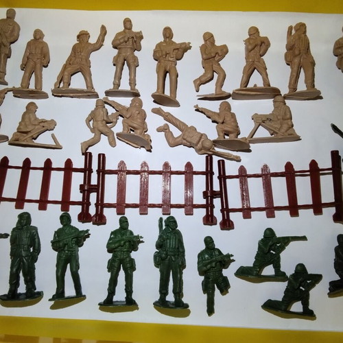 Plastic toy soldiers, set of 26