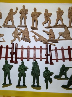 Plastic toy soldiers, set of 26