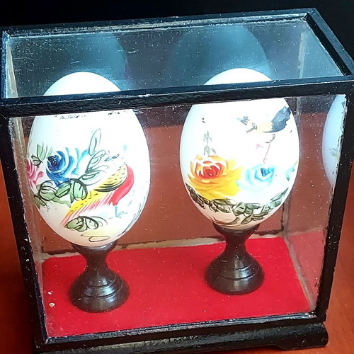 Handmade vintage decorative eggs like new with painting