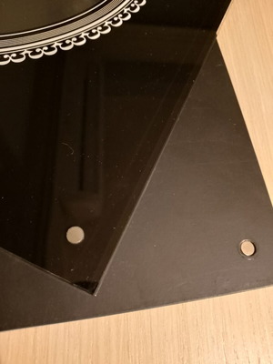 Μαγνητικό κάδρο πλεξιγκλάς 30Χ40 εκ. σαν καινούργιο με χειροτεχνία σκύλου