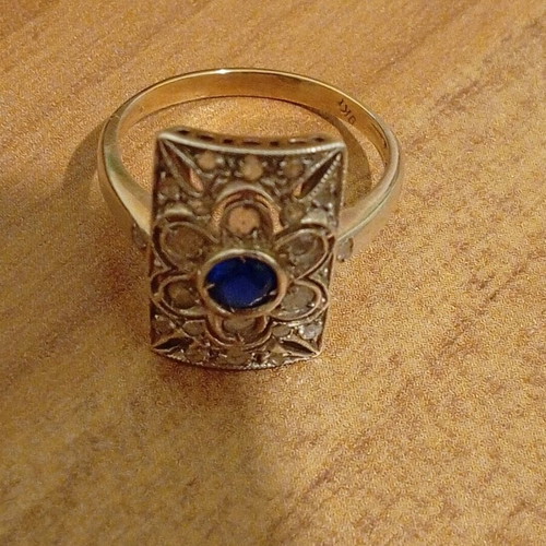 9 Carat Gold Ring like new with synthetic diamonds and sapphire