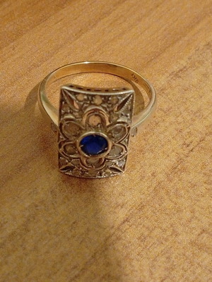 9 Carat Gold Ring like new with synthetic diamonds and sapphire