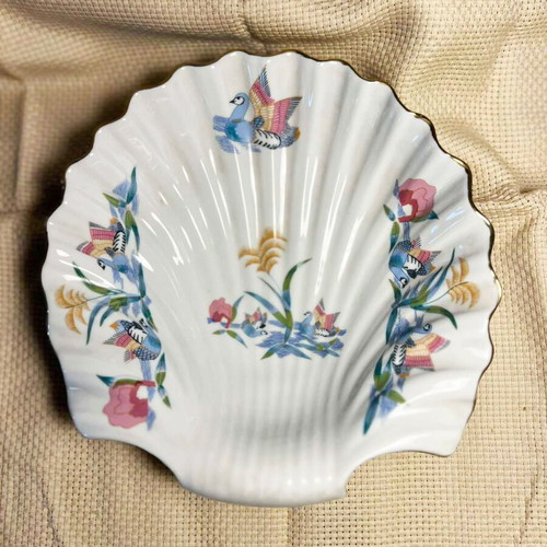 Limoges porcelain plate shell-shaped with handmade decoration