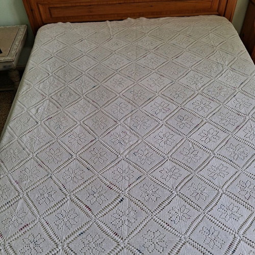 Handmade white blanket like new with lace 2×150