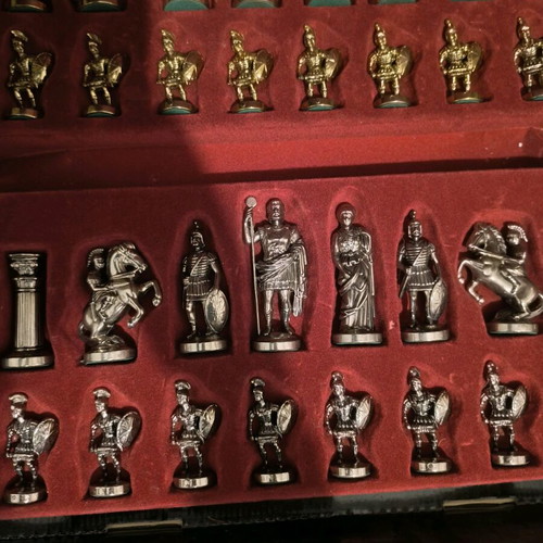 Manopoulos chess set like new, burgundy and gold, wood and bronze
