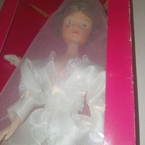 Wendy doll 90s like new, bride