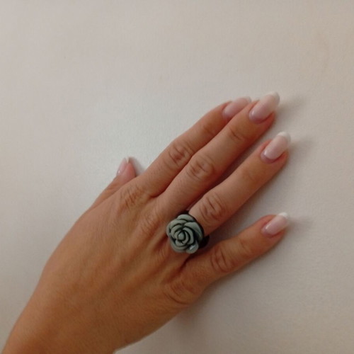 Ring like new black plastic rose shape
