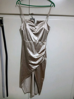 Φόρεμα κρουαζέ σατέν μπεζ χρυσό με άνοιγμα one size