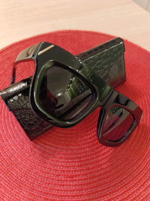 Victoria Beckham Sunglasses model VB642S like new, black