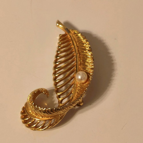 Vintage Sphinx brooch 1960 like new, gold tone with pearl