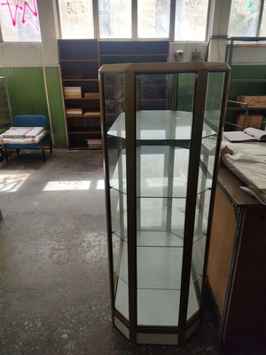 Glass Display Cabinet like new with 4 Glass Shelves and Wooden Base