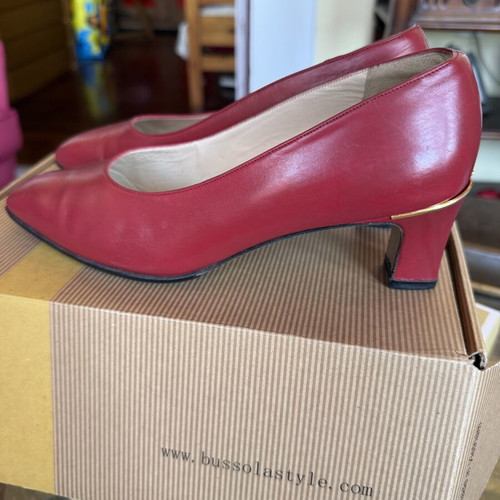 Bally leather pumps new, size 38, burgundy with gold detail