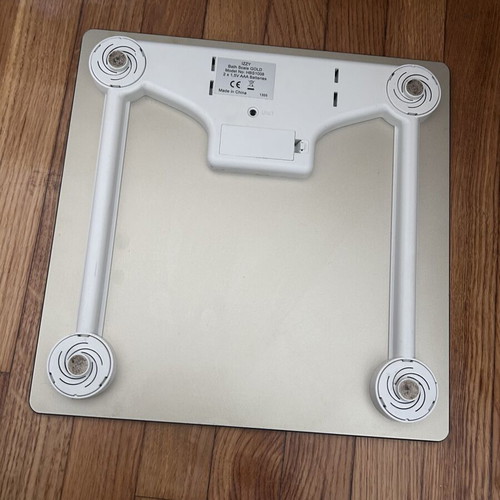Izzy Zen IZ-7008 digital bathroom scale like new, gold