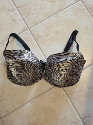 Zebra Print Bikini Top 85F AVA like new with underwire support