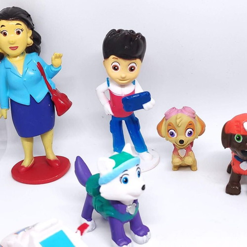 Paw Patrol collectible set of 12 figures like new