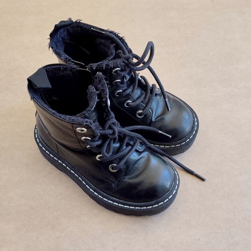 H&M kids boots size 26, lightly used, black with lining