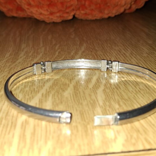 Silver 925 hammered bracelet like new