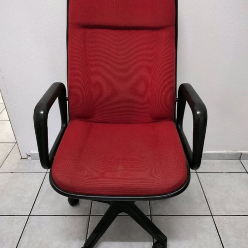 Office chair used, red color