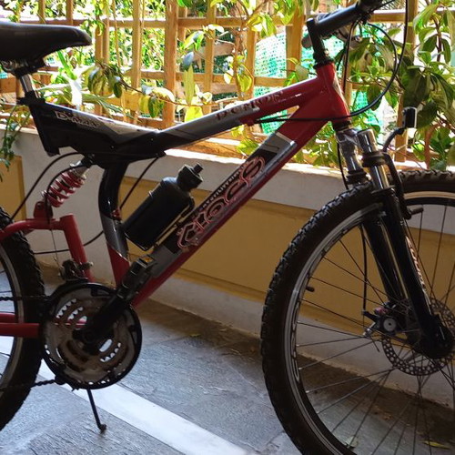 Cross mountain bike like new, 26 inch, disc brakes, front and rear suspension, red