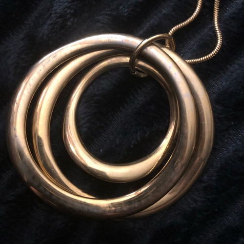 Necklace with three gold concentric rings like new
