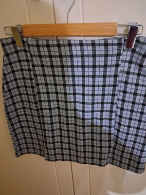 Short skirt size L like new