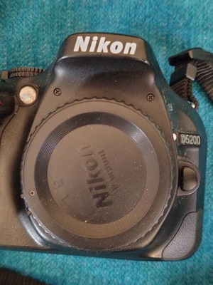 Nikon D5200 DSLR фотоапарат само тяло за части или ремонт