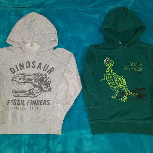 Pack of dinosaur sweatshirts H&M like new, sizes 122-128 cm