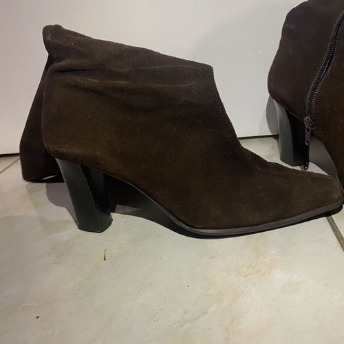 Suede boots with heel like new, brown