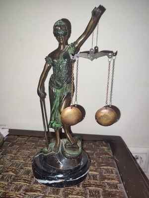 Themis bronze statue with marble base, 25 cm, like new