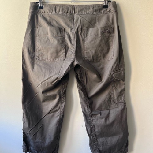 The North Face Cargo Capri women's pants new, size 6, khaki