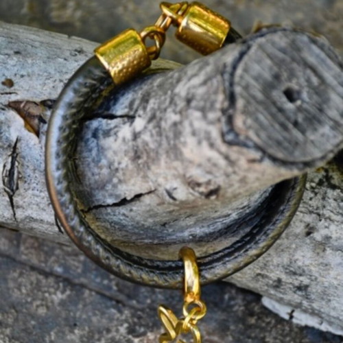 Handmade bracelet with synthetic cord and steel motif