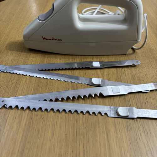 Electric knife Moulinex like new with two pairs of detachable blades