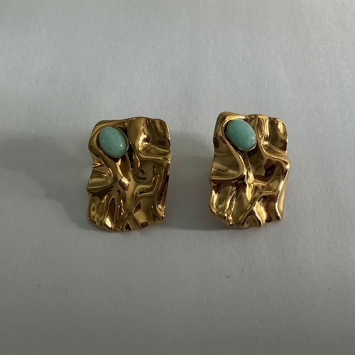 Vintage earrings with clip in gold tone and turquoise stone, like new