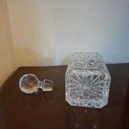 Crystal decanter like new with classic Pinwheel cut
