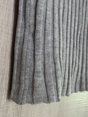 H&M sweater with opening Large