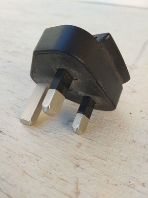 Adaptor plug from universal to UK new