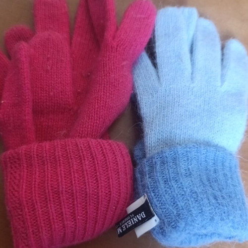 Winter gloves used, pack of 2 in pink and blue