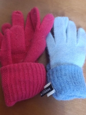 Winter gloves used, pack of 2 in pink and blue