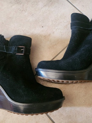 Ugg μαύρα μποτάκια πλατφόρμα 11cm σαν καινούργια, μέγεθος 39