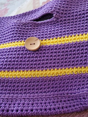 Knitted hand bag like new, small lilac with yellow stripe