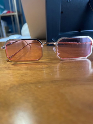 Av sunglasses used with pink lens and gold frame