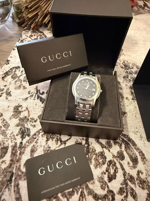 Ρολόι Gucci YA055503 γυναικείο, ελάχιστα φορεμένο, μαύρο καντράν