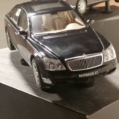 Maybach 57 1/18 scale model by Autoart like new