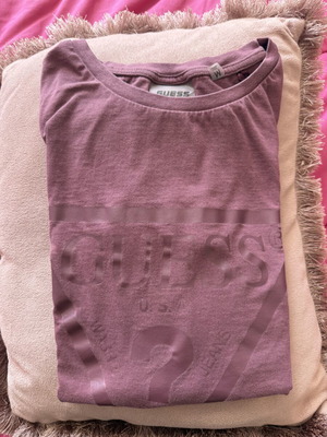Guess T-shirt μεταχειρισμένο, μέγεθος M, σκουρόροζ